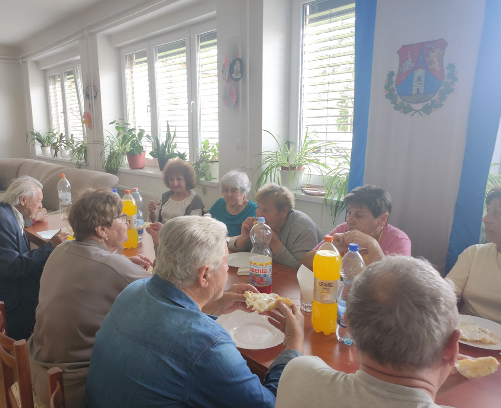 Lángosozás a Sántosi Idősek klubjában hír nézőképe - kis méret