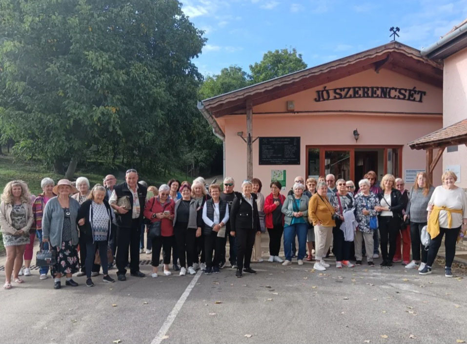 Buszos kirándulás az idősek nappali ellátásának tagjaival hír nézőképe - kis méret