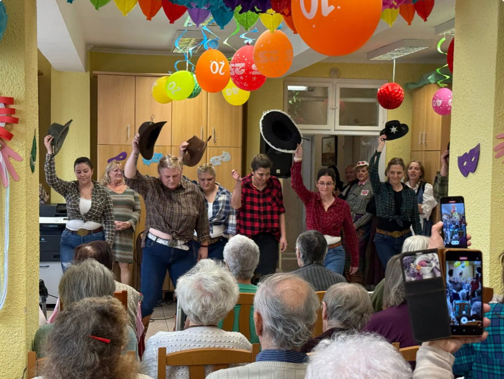 Zenés, jelmezes farsangi rendezvény a Liget Otthonban hír nézőképe - kis méret