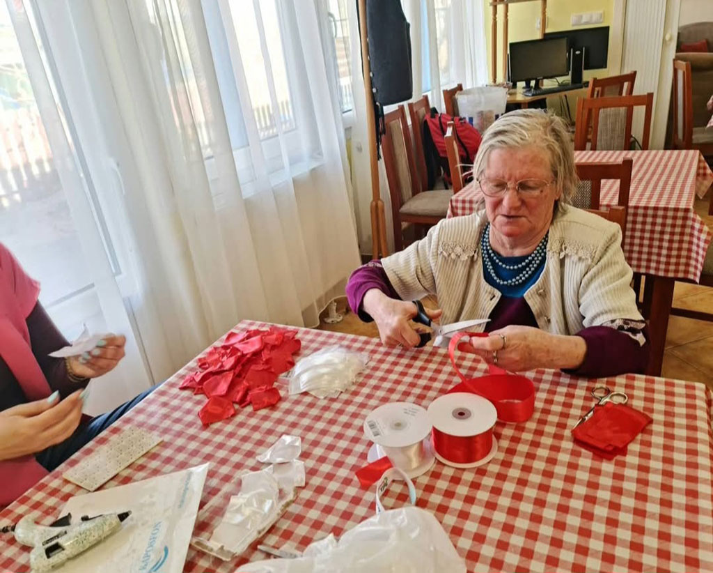 A Petőfi Utcai Idősek Klubjában a közösségi élet minden nap tartalmas programokkal gazdagodik hír nézőképe - kis méret