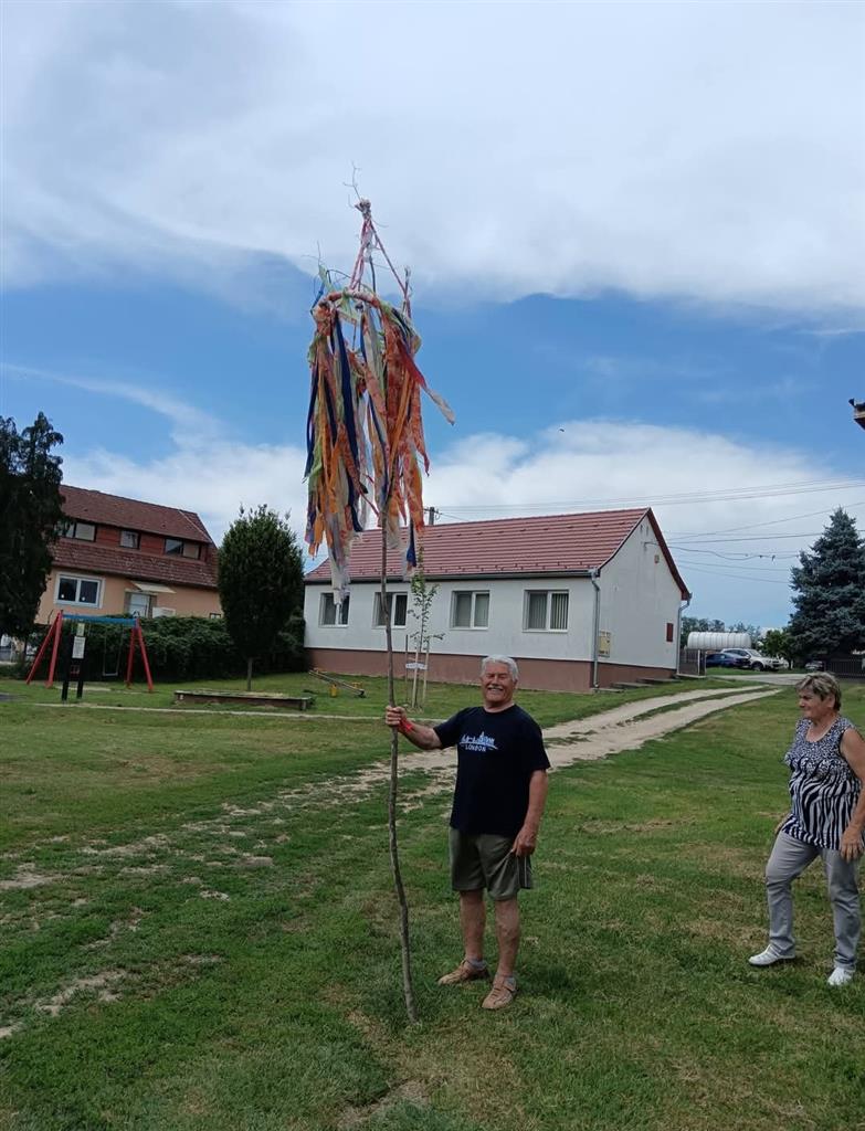 Kitáncolták a májusfát a Sántosi Idősek Klubjában hír nézőképe - kis méret
