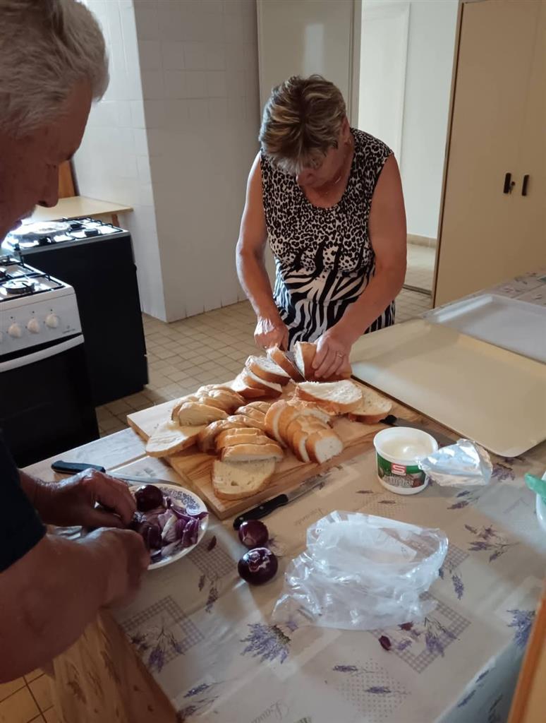 Kitáncolták a májusfát a Sántosi Idősek Klubjában