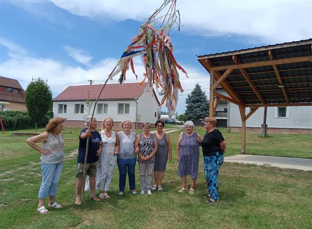 Kitáncolták a májusfát a Sántosi Idősek Klubjában