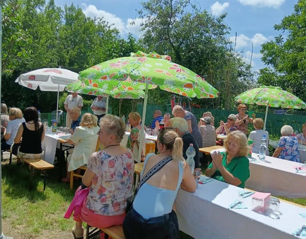 Közös májusfa-kitáncolás a Toponári Idősek Klubjában