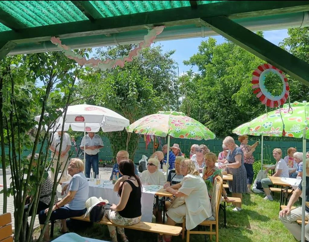 Közös májusfa-kitáncolás a Toponári Idősek Klubjában