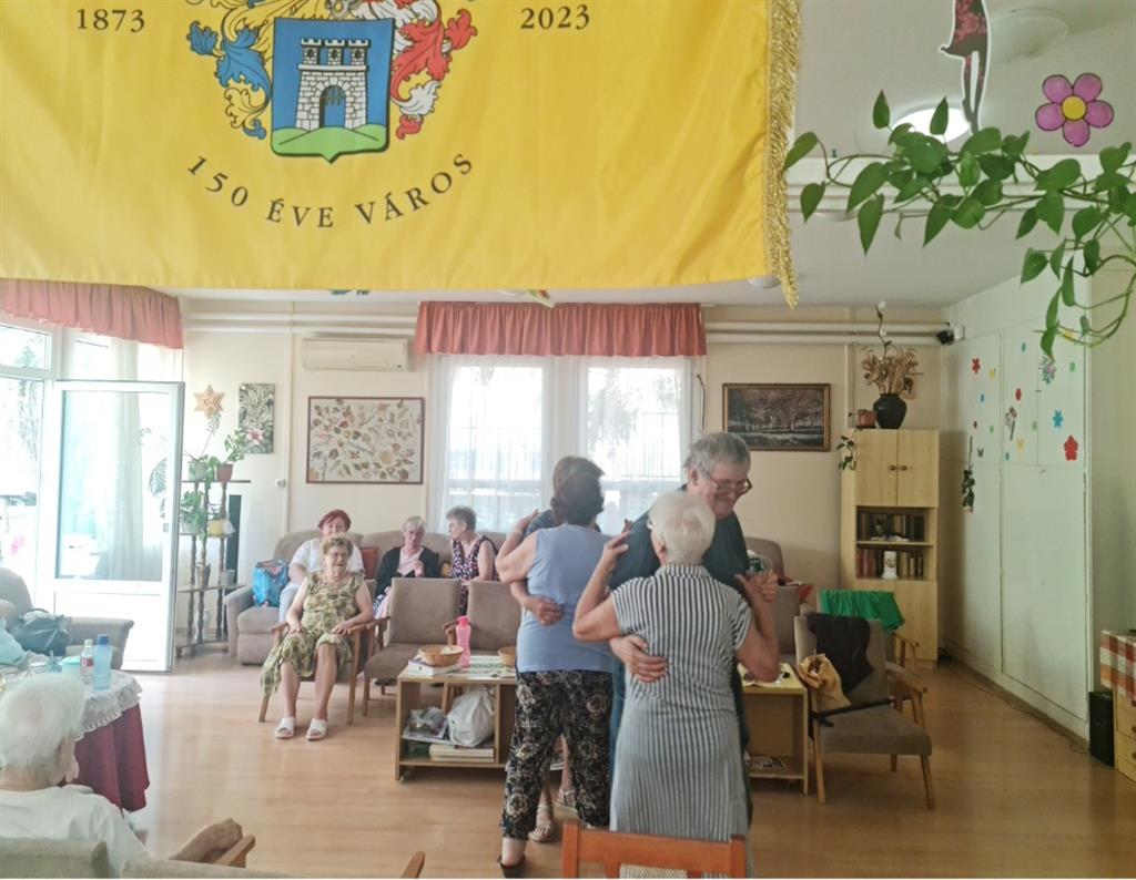 Születés- és névnapi köszöntés a Petőfi Utcai Idősek Klubjában