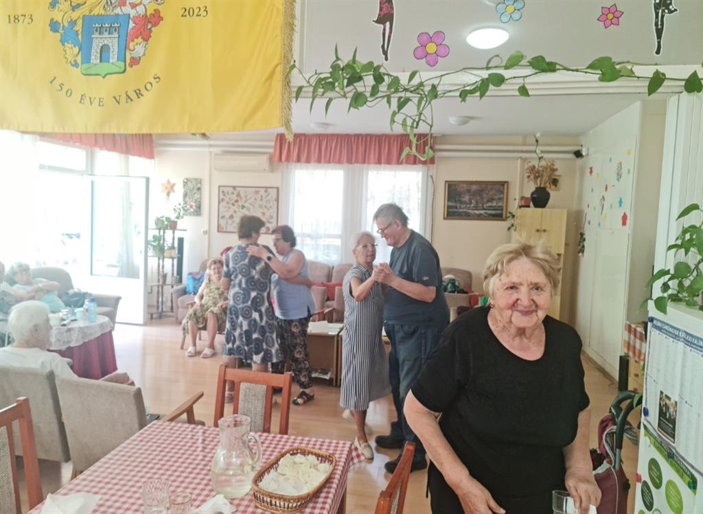 Születés- és névnapi köszöntés a Petőfi Utcai Idősek Klubjában