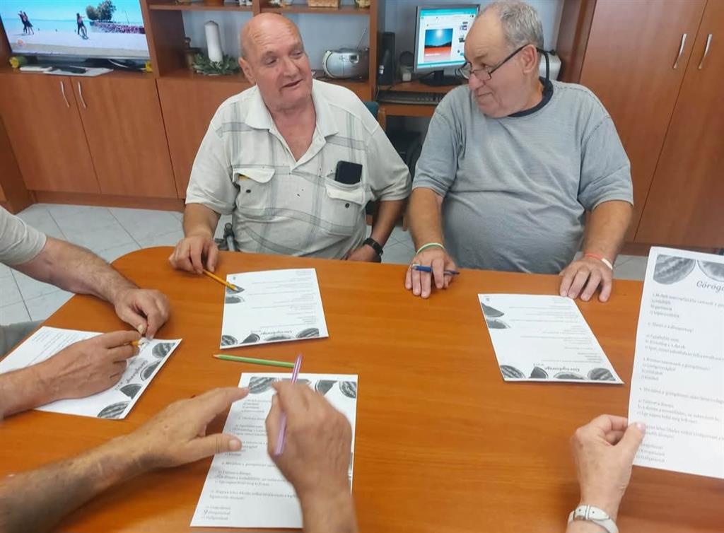 Kvíz és nyári frissítő a Szigetvári Utcai Idősek Klubjában