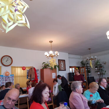 A Petőfi utcai klub tagjai rendezvényen. A Petőfi utcai klub rendezvényen is összetartó közösség.