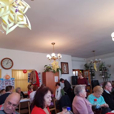 A Petőfi utcai klub tagjai rendezvényen. A Petőfi utcai klub rendezvényen is összetartó közösség.