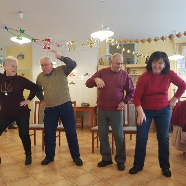 Mint a discoban! A négy klubtag a retro zene mellé táncot is bemutatott.