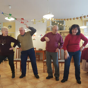 Mint a discoban! A négy klubtag a retro zene mellé táncot is bemutatott.