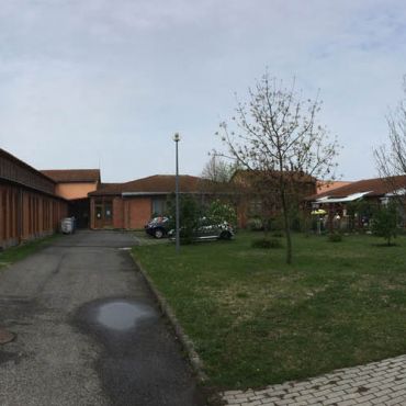 Nyugdíjas ház külső panoráma fotó Nyugdíjas ház külső panoráma fotó helyettesítő szöveg