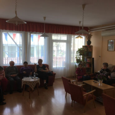 A Petőfi klub belső nagy terme, ahol a közös programok zajlanak.