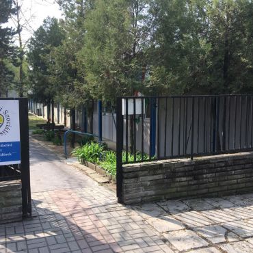 A Petőfi Idősek klubjának bejárata. A Petőfi Idősek klubjának bejárata az iskola felől, nagy tábla hirdeti a hely funkcióját.