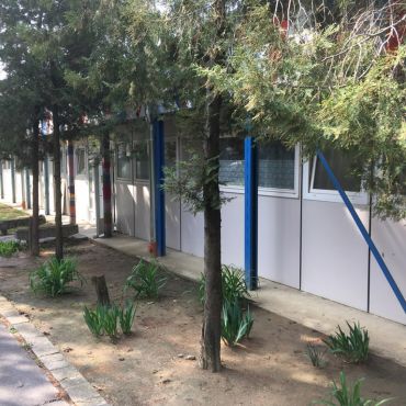 A klub külső homlokzata. A klub külső homlokzata, rendezett virágos kerttel.