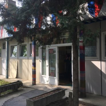 A Petőfi utcai idősek klubjának bejárata. A klub bejárata, amely egyben a szociális étkezésnek is helyt ad.