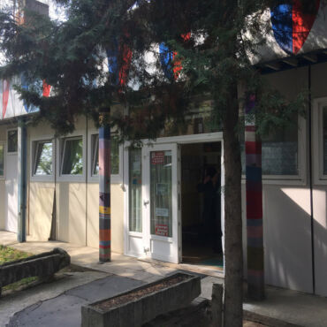 A klub bejárata, amely egyben a szociális étkezésnek is helyt ad.