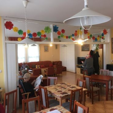 A klubtag megtalálhatja maga számára a megfelelő idő töltést. Beszélgetés, számítógépezés, újságolvasás, tv nézés közösen. A klub élete délutáni órákban.