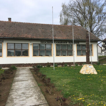 A Sántos község Idősek klubjának homlokzata. A települési társulás idős klubjának homlokzata felújítás előtt.