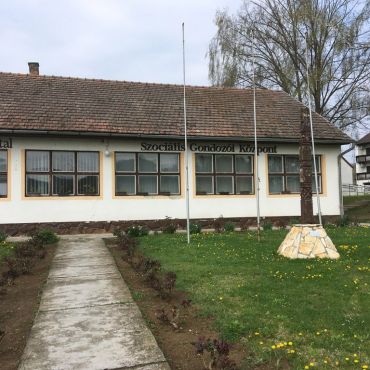 A Sántos község Idősek klubjának homlokzata. A települési társulás idős klubjának homlokzata felújítás előtt.