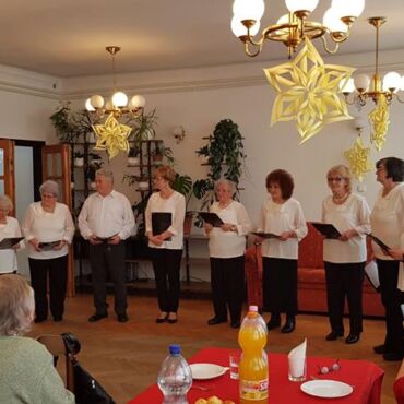 Születésnapi köszöntő. A sántosi klub tagjai az ünnepelteket köszöntik énekkel, és versekkel.