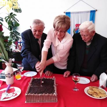 Az ünnepeltek, a torta felszeletését is vállalták, jobbról-balról is szépen szelték, a csokoládés finomságot. A torta nem díszlet.