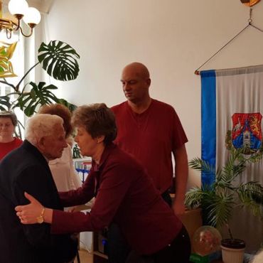 Köszöntés A Kaposvári Szociális Központ Igazgatója felköszönti születésnapos klubtagunkat.