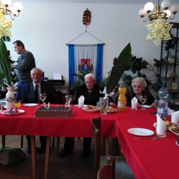 Az ünnepeltek. A két 90 éves klubtag együtt kapott születésnapi köszöntőt.