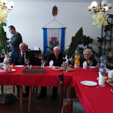 Az ünnepeltek. A két 90 éves klubtag együtt kapott születésnapi köszöntőt.
