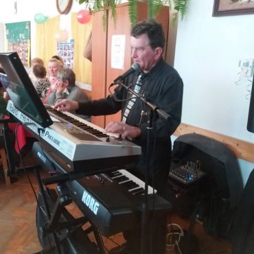 Az ünneplés csak muzsikával. Az születésnaposokat zenés mulatság is fogadta a rendezvényen.