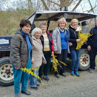 A sántosi erdőben. A sántosi kub tagjai az őket szállító jármű előtt, aranyággal a kezükben.