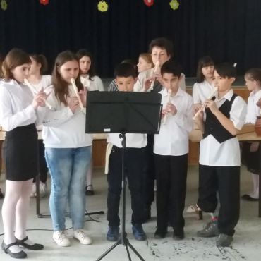 A nőnapi rendezvényen iskolások adták a műsort A nőnapi rendezvényen iskolások furulya hangversenyét hallgatták a résztvevők.