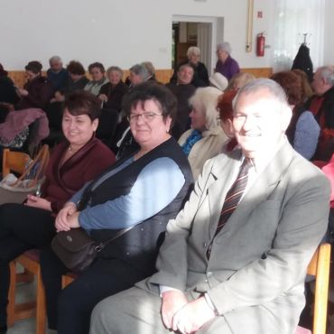 Résztvevők a nőnapi ünnepségen. A nő napi rendezvényen a meghívott vendégek örömmel vettek részt.