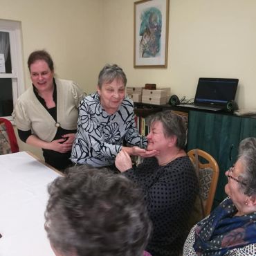 A mese cselekvésre ösztönöz, melyet a klubtagok is élveznek. Két klubtag az interaktív foglalkozás közben.