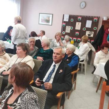 Ünnepség a Szigetvári Klubban. A Március 15-i ünnepségre sok klubtag készül, ilyenkor összegyűlnek a klubok.