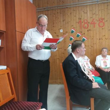 A 1848-as szabadságharc ünnepén Klubtagunk verset szaval a közönség előtt.