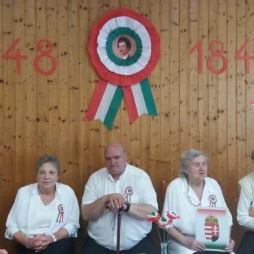 A Szigetvári klubtagok nyújtották a színvonalas megemlékezést. A hatalmas nemzeti színű kokárda alatt a klubtagok türelemmel várják a műsor kezdetét.