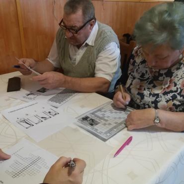 Versenyben a Toponári Klub tagjai. A Toponári Klubtagok igyekeznek megfejteni rejtvényeiket.