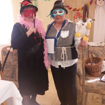 A dáma és Ludas Matyi egy kép erejéig megférnek együtt, de természetesen ez csak a jelmezbálra érvényes, a hangulat jó. Szegények és gazdagok