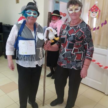 Álarcban A klub hölgytagjai közös fényképen párban és álarcban fotóztatták magukat.