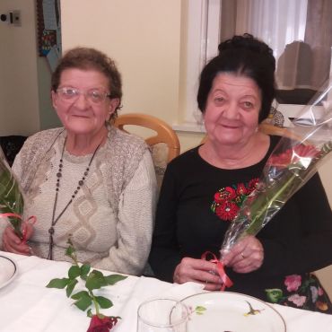 A kedves szavak mellé virág is jár. A nőnapon a hölgyek virágaikkal mosolyognak, melyeket az uraktól kaptak.