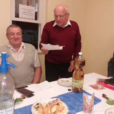 A komolyság messze már. Az urak, nem csak komolysággal, de kellő vidámsággal előadják miben tisztelik annyira a hölgyeket.