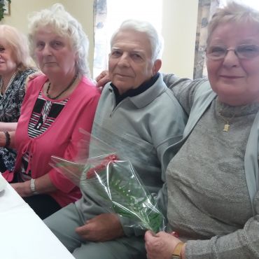 Hölgykoszorú Az férfiak a köszöntő után a hölgyek között.