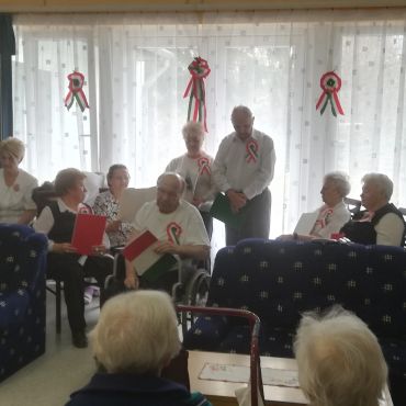 Az ünnep mindig központi szerepet tölt be a klub életének  folyamában. A képen a klubtagok az 1948-as szabadságharchoz kapcsolódóan ünnepelnek.