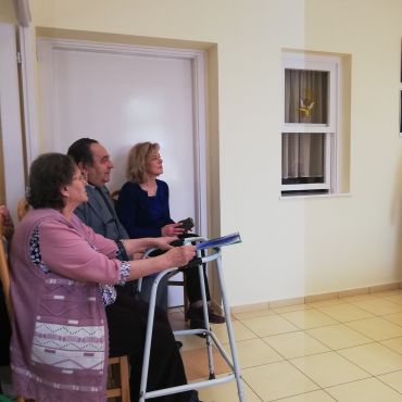 Érdeklődő figyelem. A klubtagok érdeklődő tekintettel hallgatják az előadót.