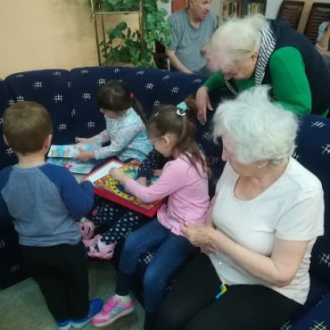 Egyedül nem megy. A szép korúak együtt fejtik meg a játékok titkait a kis látogatókkal.