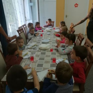 A nap fénypontja. A palacsinta a nap fénypontja, az asztal körül a gyermekek palacsintával pótolták az energiát.