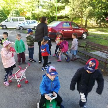 A gyermekek hamar feltalálták magukat az udvaron. A Liget Otthon udvarán a gyermekek önfeledten szaladnak, játszanak.