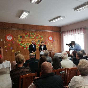 A város polgármestere és az intézmény igazgatója ünnepélyes köszöntővel nyitották meg az idősek hónapja rendezvénysorozatot. A város polgármestere és az intézmény igazgatója ünnepélyes köszöntővel nyitották meg az idősek hónapja rendezvénysorozatot.